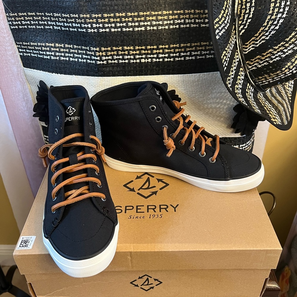 NWT in box SPERRY women crest high top shoes